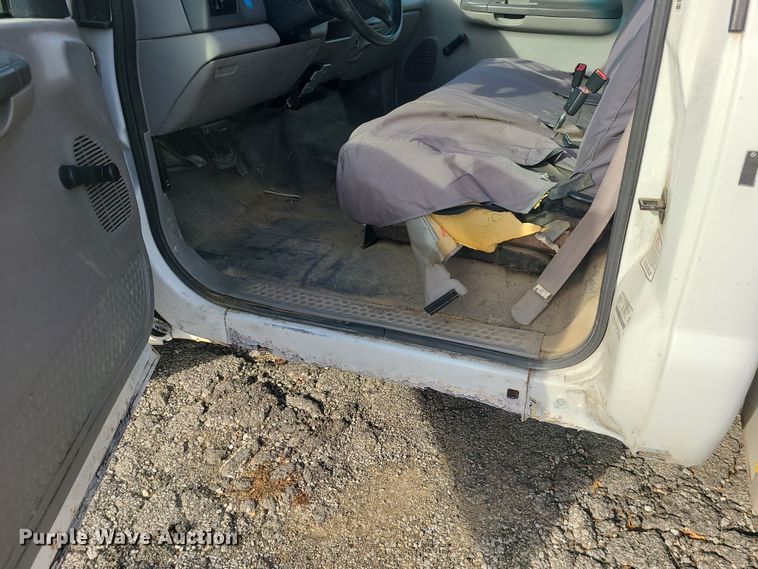 image for item DR7843 2000 Ford F250 Super Duty XL  box truck