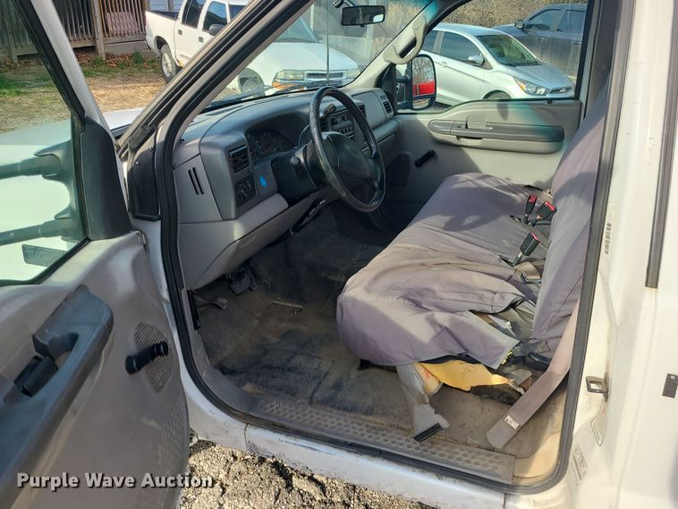 image for item DR7843 2000 Ford F250 Super Duty XL  box truck