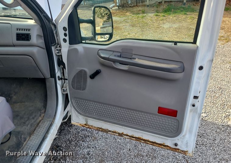 image for item DR7843 2000 Ford F250 Super Duty XL  box truck