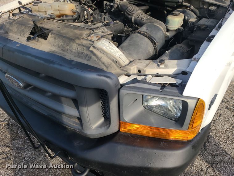 image for item DR7843 2000 Ford F250 Super Duty XL  box truck