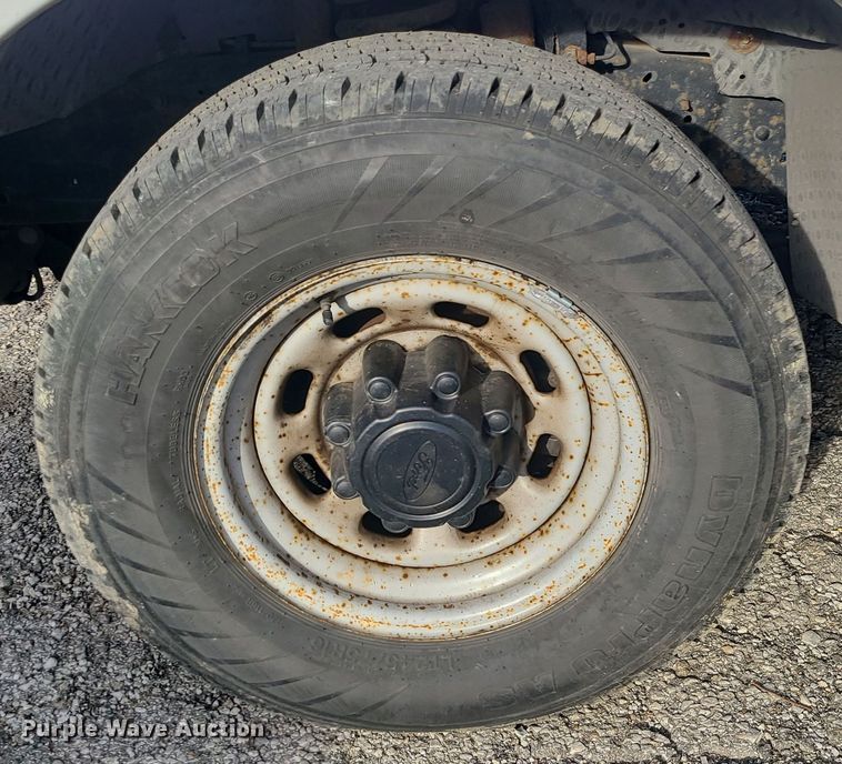 image for item DR7843 2000 Ford F250 Super Duty XL  box truck