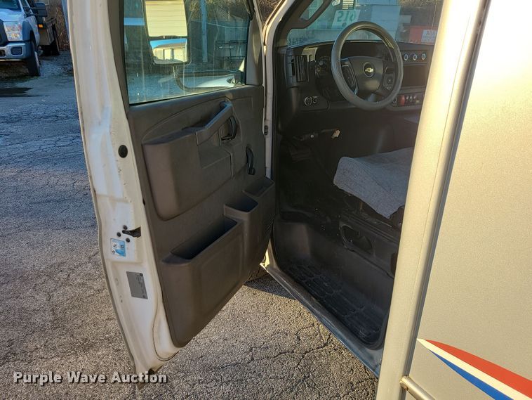 image for item DR7845 2016 Chevrolet Express  shuttle bus