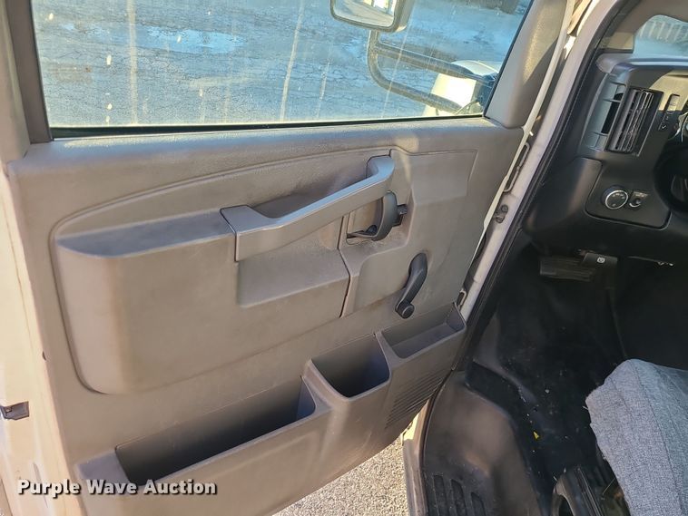 image for item DR7845 2016 Chevrolet Express  shuttle bus