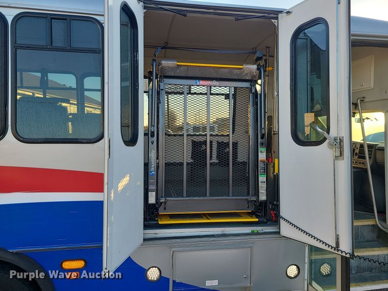 image for item DR7845 2016 Chevrolet Express  shuttle bus