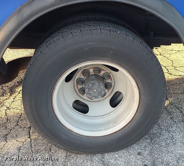 image for item DR7845 2016 Chevrolet Express  shuttle bus