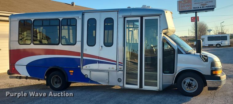 image for item DR7846 2016 Chevrolet Express  shuttle bus