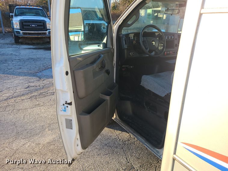 image for item DR7846 2016 Chevrolet Express  shuttle bus