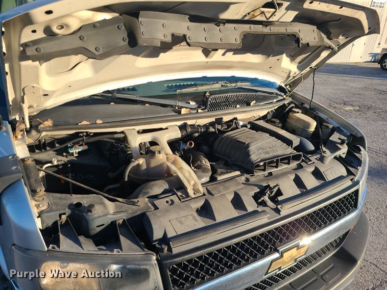 image for item DR7846 2016 Chevrolet Express  shuttle bus