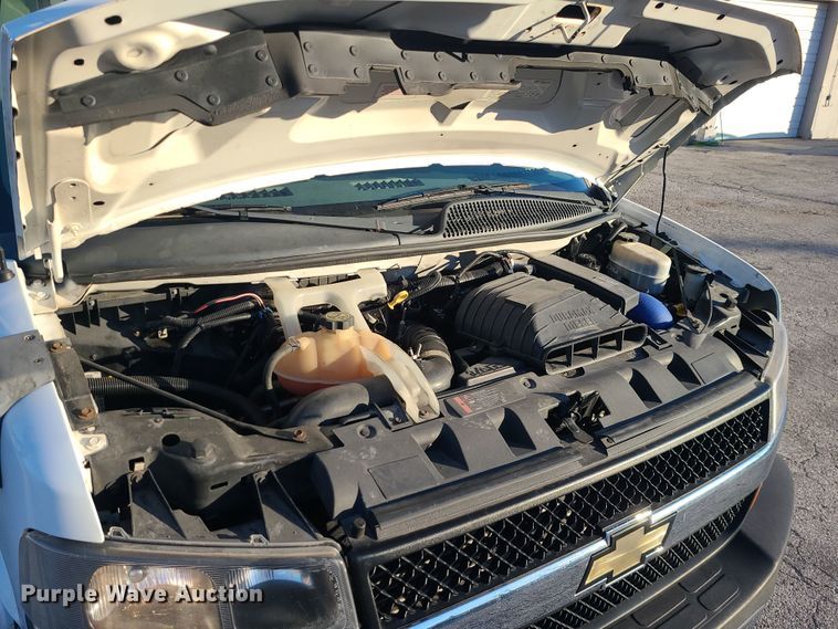 image for item DR7847 2013 Chevrolet Express  shuttle bus