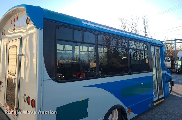 image for item DR7848 2015 Ford E450  shuttle bus