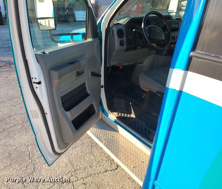 image for item DR7848 2015 Ford E450  shuttle bus