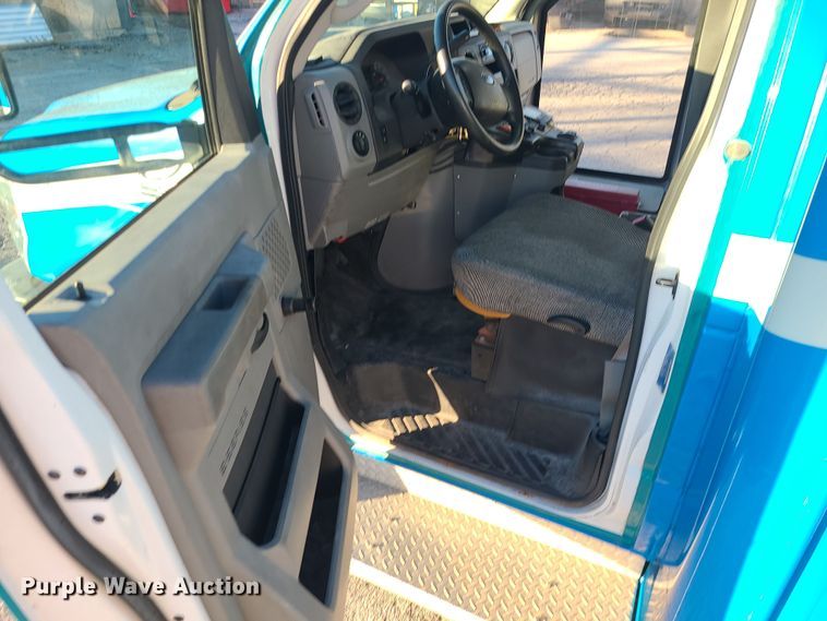 image for item DR7848 2015 Ford E450  shuttle bus
