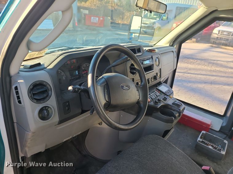 image for item DR7848 2015 Ford E450  shuttle bus