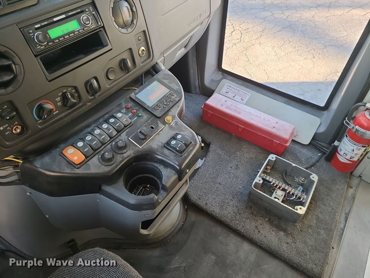 image for item DR7848 2015 Ford E450  shuttle bus