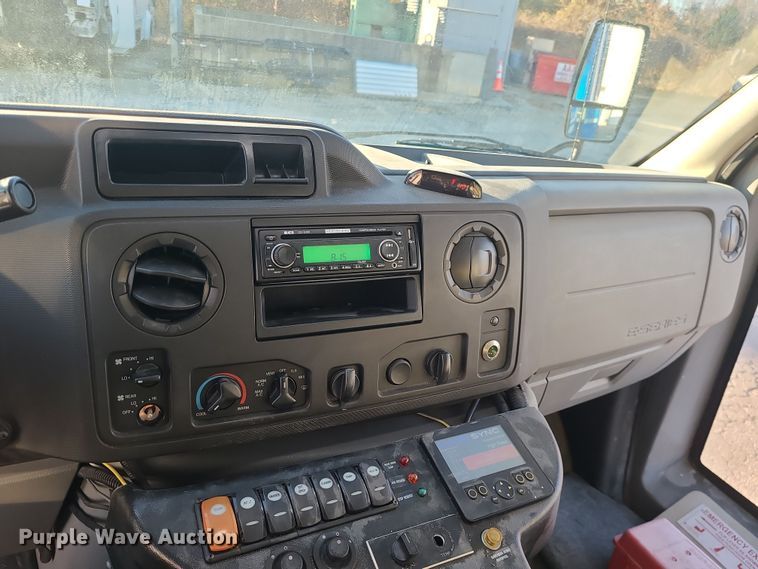 image for item DR7848 2015 Ford E450  shuttle bus