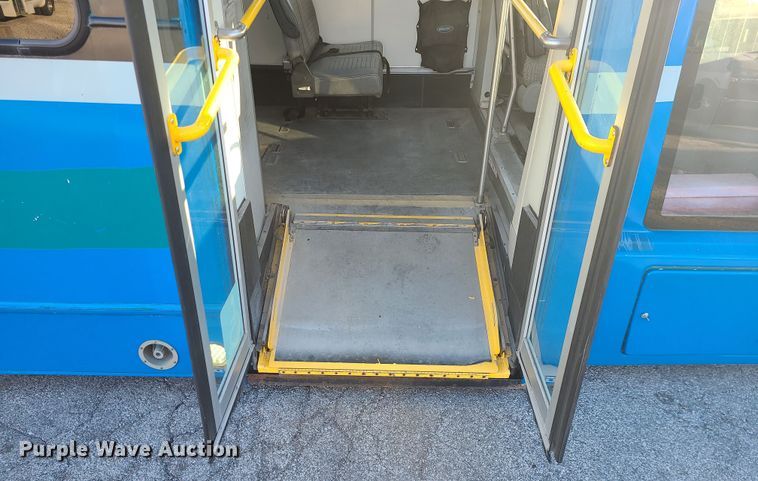 image for item DR7848 2015 Ford E450  shuttle bus