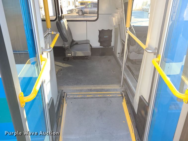 image for item DR7848 2015 Ford E450  shuttle bus