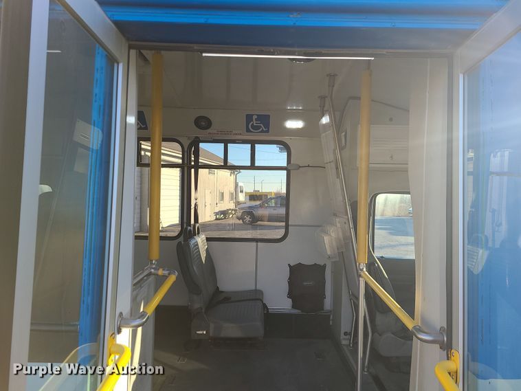 image for item DR7848 2015 Ford E450  shuttle bus