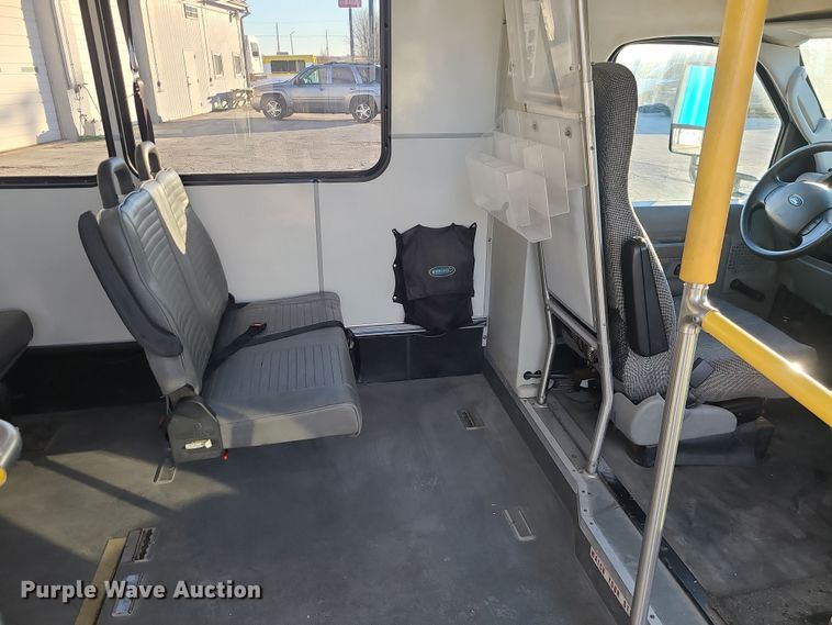 image for item DR7848 2015 Ford E450  shuttle bus