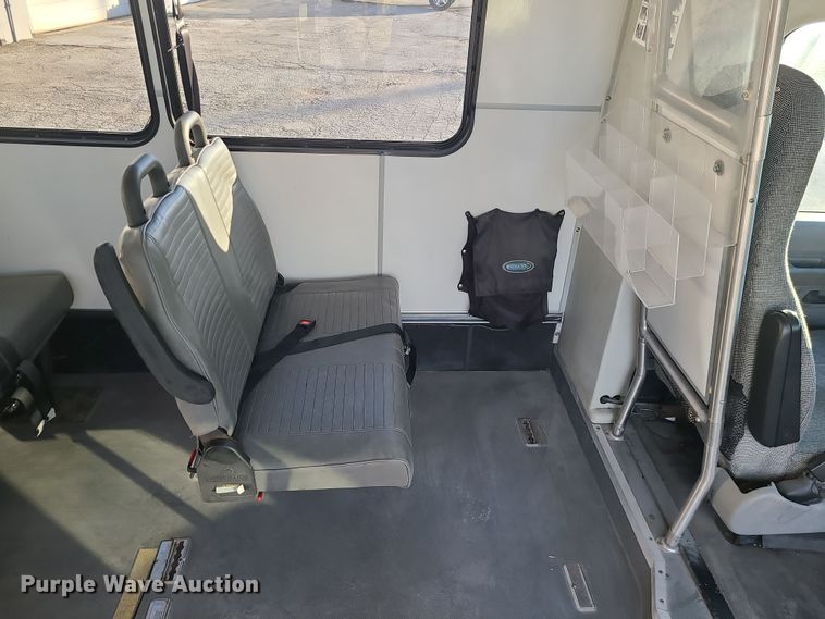 image for item DR7848 2015 Ford E450  shuttle bus