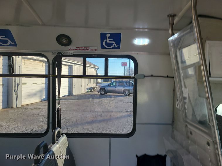 image for item DR7848 2015 Ford E450  shuttle bus