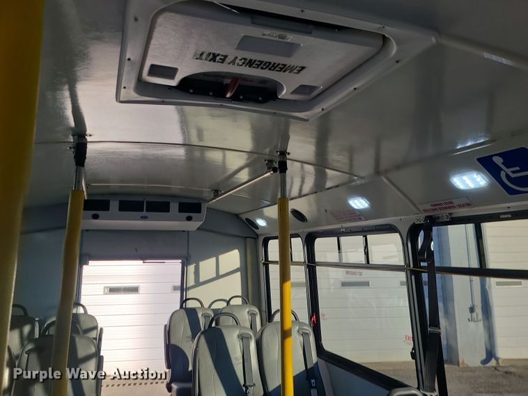 image for item DR7848 2015 Ford E450  shuttle bus