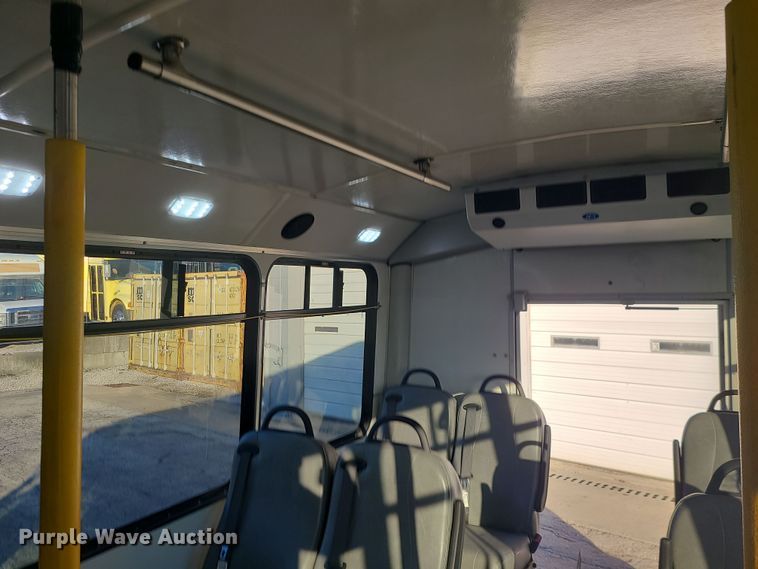 image for item DR7848 2015 Ford E450  shuttle bus