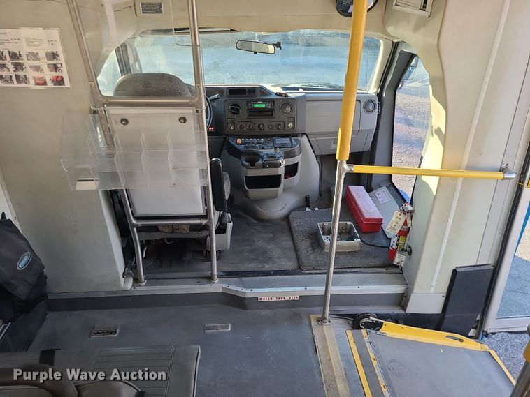 image for item DR7848 2015 Ford E450  shuttle bus