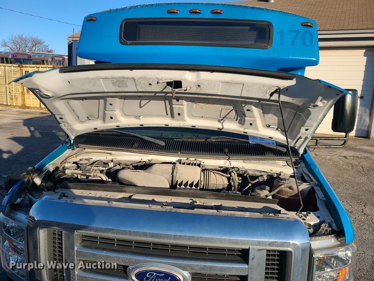 image for item DR7848 2015 Ford E450  shuttle bus