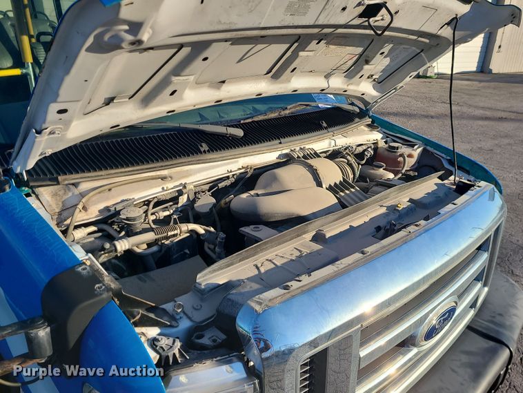 image for item DR7848 2015 Ford E450  shuttle bus