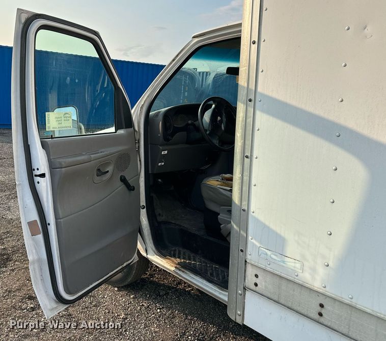 image for item DS6432 1998 Ford E350  box truck