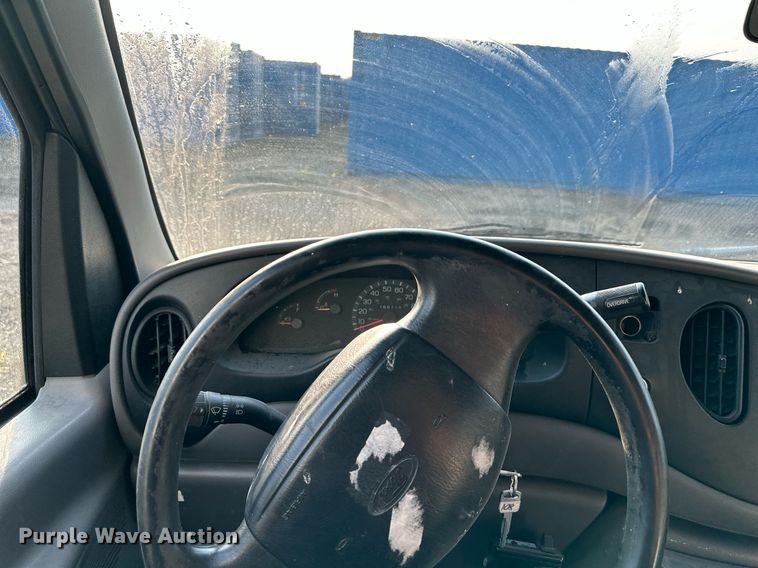 image for item DS6432 1998 Ford E350  box truck