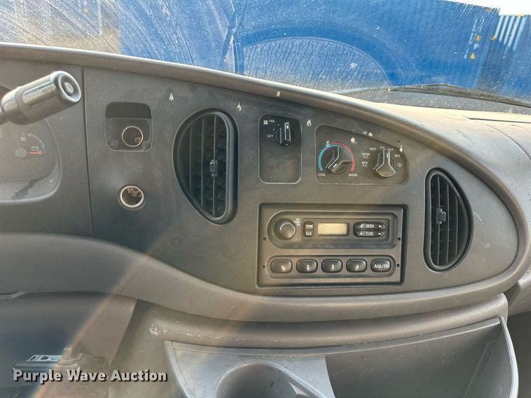 image for item DS6432 1998 Ford E350  box truck