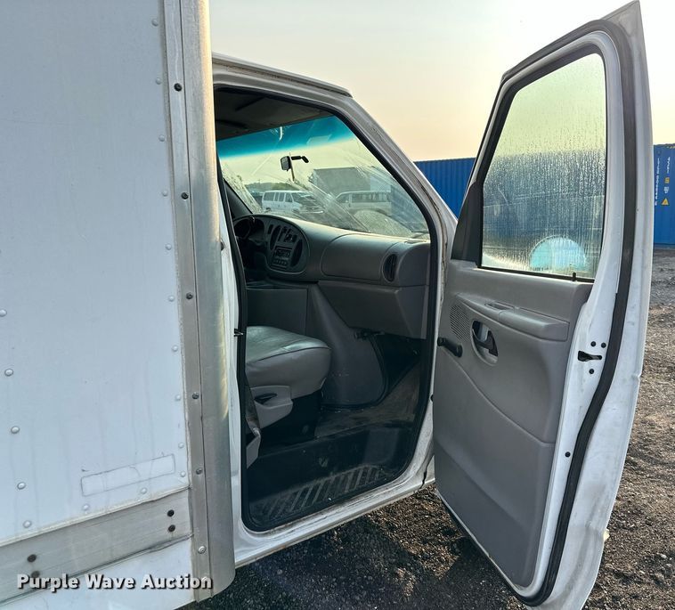 image for item DS6432 1998 Ford E350  box truck