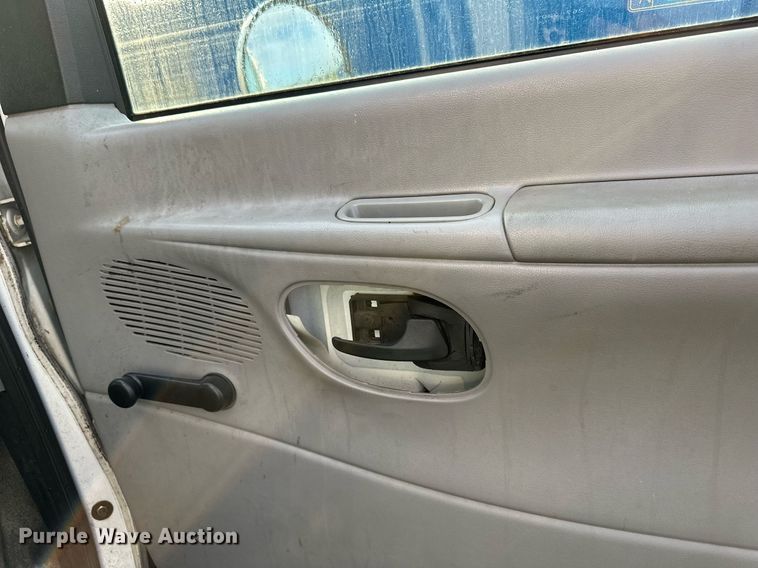 image for item DS6432 1998 Ford E350  box truck