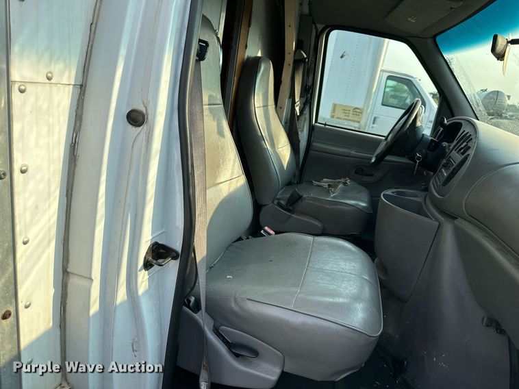 image for item DS6432 1998 Ford E350  box truck