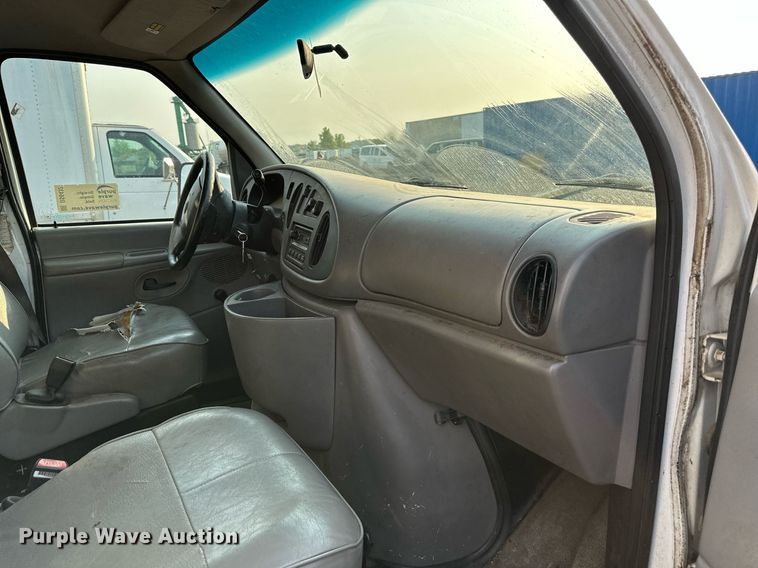 image for item DS6432 1998 Ford E350  box truck