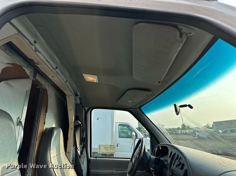 image for item DS6432 1998 Ford E350  box truck