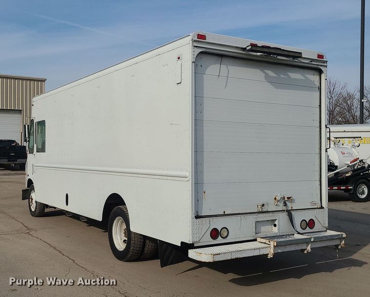 image for item LJ9420 2008 Freightliner MT45  delivery truck