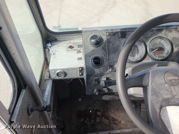 image for item LJ9420 2008 Freightliner MT45  delivery truck