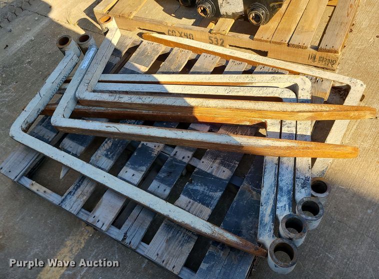 image for item LJ9435 (7) pallet forks