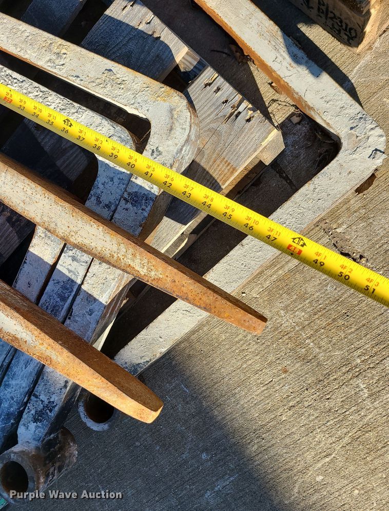 image for item LJ9435 (7) pallet forks