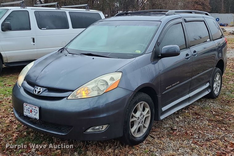 image for item LJ9443 2006 Toyota Sienna  handicap accessible van