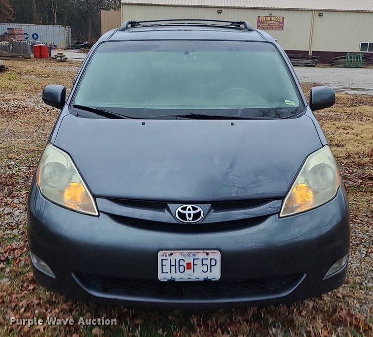 image for item LJ9443 2006 Toyota Sienna  handicap accessible van