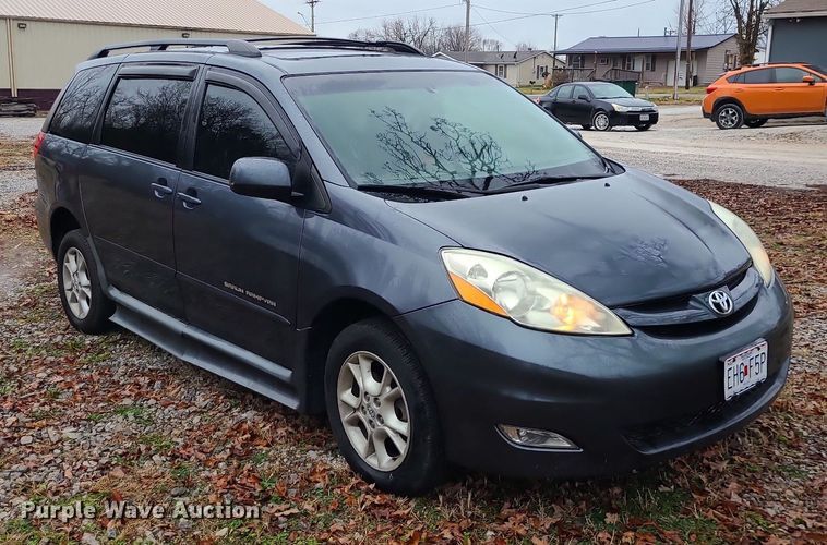 image for item LJ9443 2006 Toyota Sienna  handicap accessible van