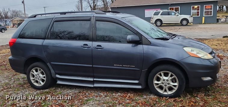 image for item LJ9443 2006 Toyota Sienna  handicap accessible van