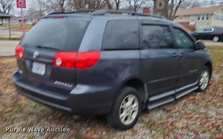 image for item LJ9443 2006 Toyota Sienna  handicap accessible van