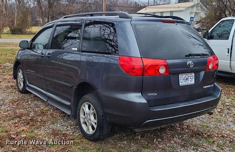 image for item LJ9443 2006 Toyota Sienna  handicap accessible van