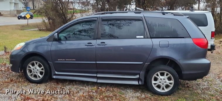 image for item LJ9443 2006 Toyota Sienna  handicap accessible van