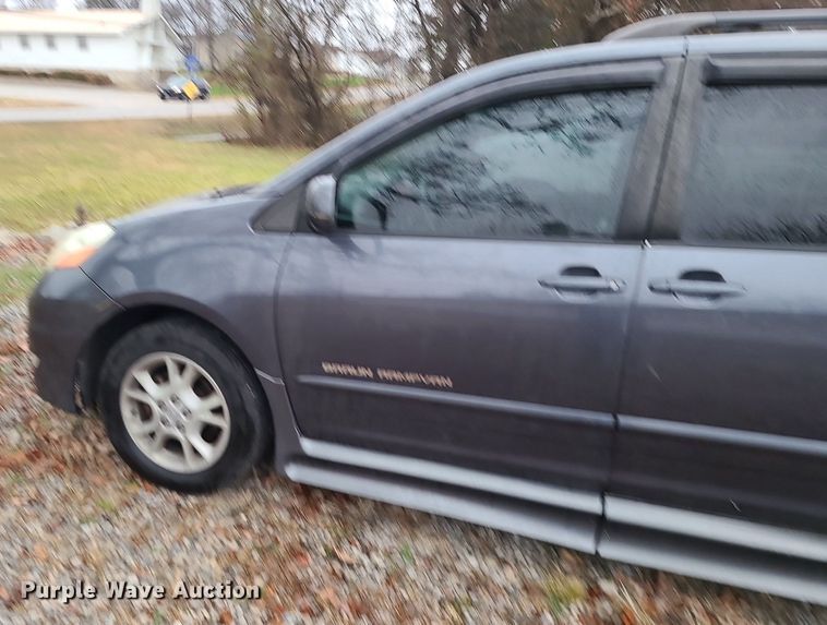 image for item LJ9443 2006 Toyota Sienna  handicap accessible van